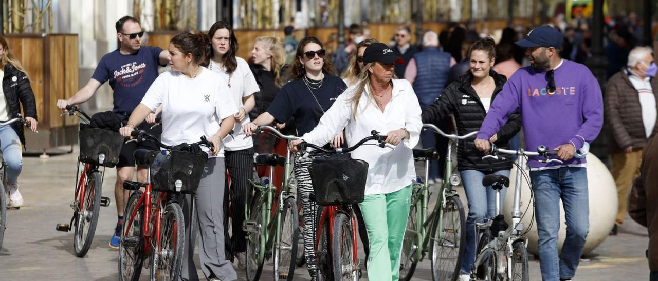 Ciudadanos pasean sin mascarilla por el centro de Málaga. | ÁLEX ZEA