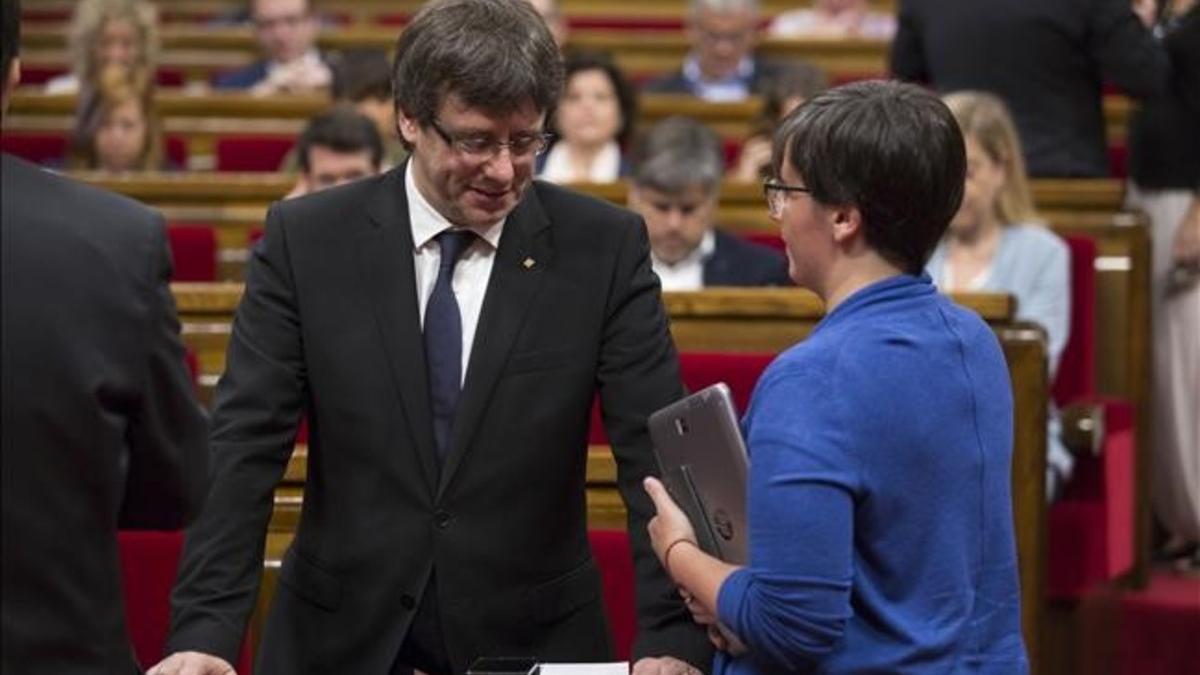 El presidente de la Generalitat, Carles Puigdemont, y la diputada de la CUP Mireia Boya, en el Parlament.