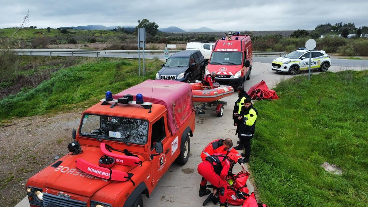 Los bomberos con la lancha usada para rescatar al hombre atrapado en Belmez.