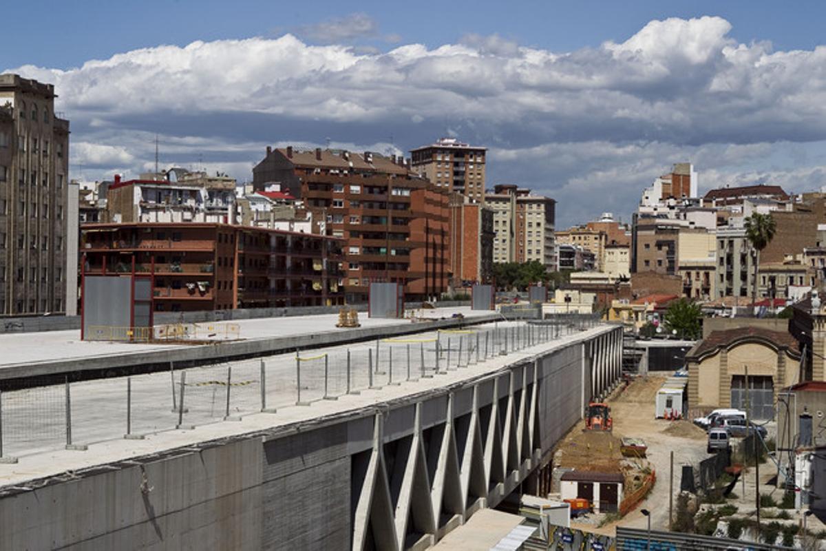 Cajón sobre las vías de tren, antes de llegar a Sants.