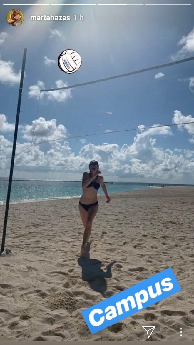 Marta Hazas juega al voleibol en bikini en la playa