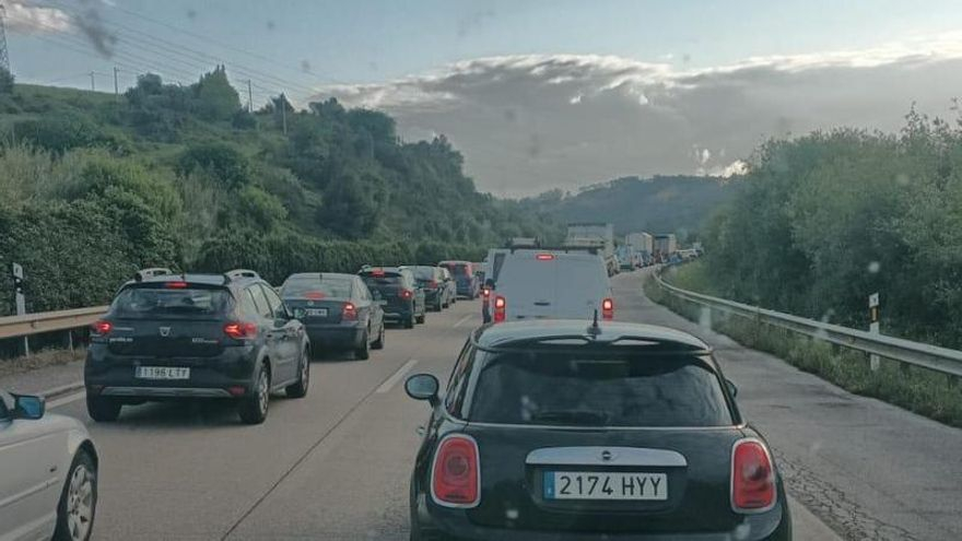 Accidente en la Y: retenciones de más de siete kilómetros en dirección a Avilés por un choque entre tres coches