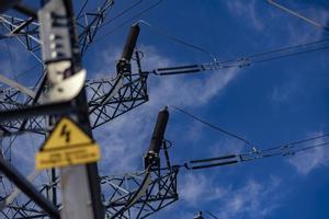 Una torre eléctrica de alta tensión