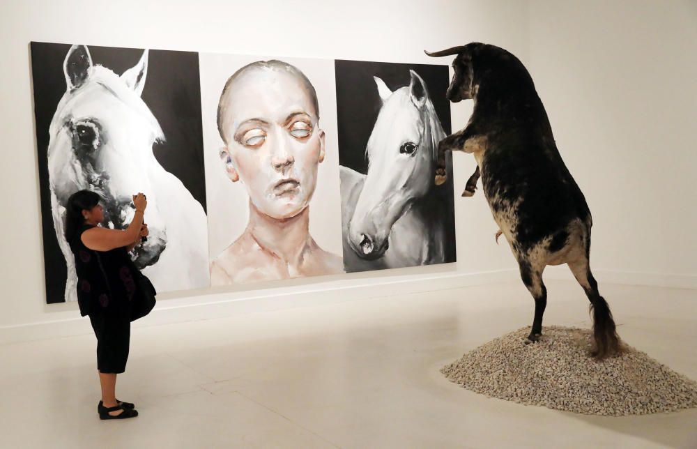 Animales disecados, como un toro o ciervos, colgados como lámparas, junto a pinturas de gran formato, obras del jienense Santiago Ydáñez, se pueden ver en el CAC, en la exposición ''El corazón manda''.