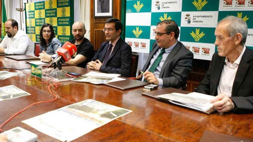 Asistentes a la presentación del Cross, ayer en Caja Rural.