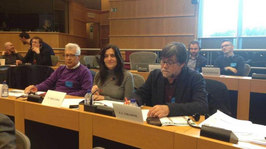 El exalcalde de Seseña Manuel Fuentes; Yasmina Triguero y Alberto Tirador, ayer, en Bruselas.