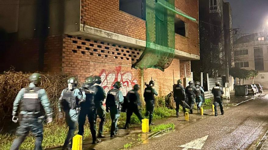 Los agentes de la Unidad de Seguridad Ciudadana, entrando en el edificio ocupa.