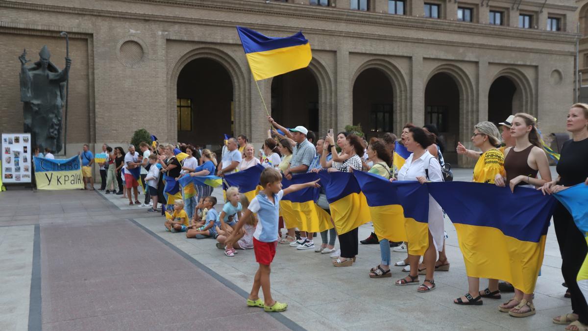 Algunos de los refugiados ucranianos, este miércoles, en la plaza del Pilar.