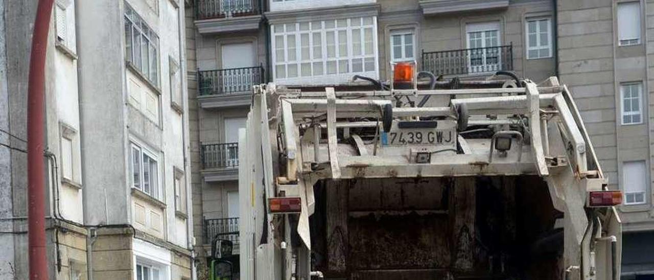 Un camión de recogida de basura durante la limpieza del entorno del mercado. // Noé Parga