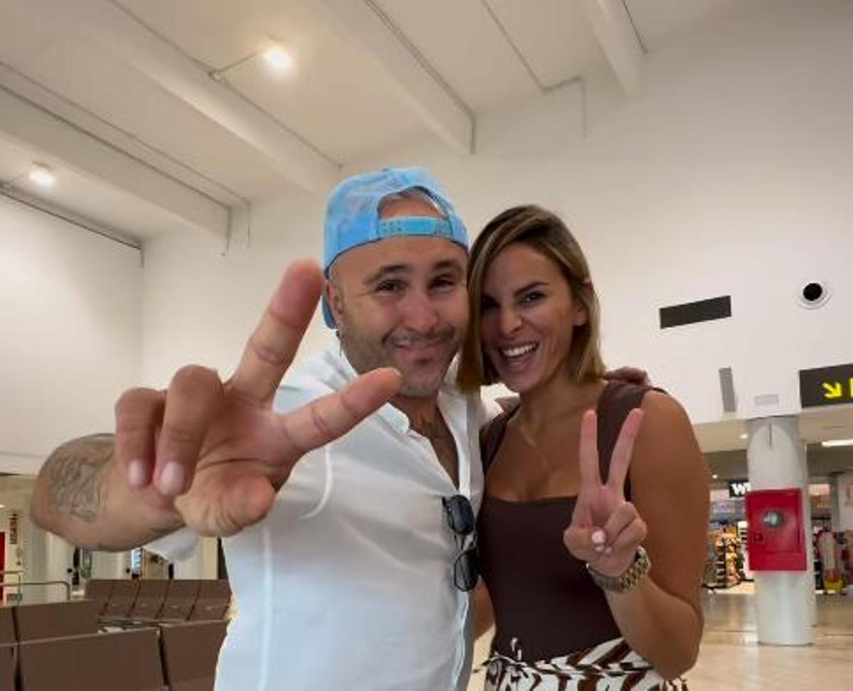 Kiko Rivera junto a Irene Rosales, su pareja, en el aeropuerto de Sevilla