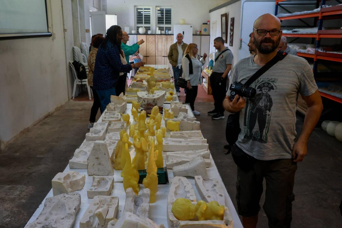 El taller en el que Antoni Miralda presentó su «Romería Update», fusionando su arte con los moldes de exvootos de la histórica Cerería Diéguez, en Pontecesures.
