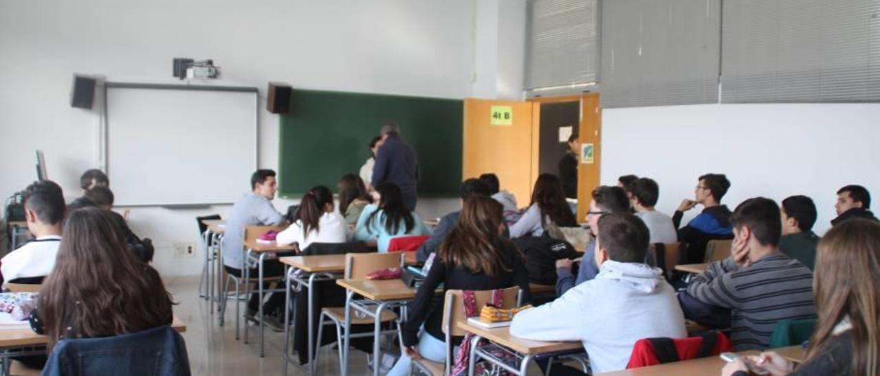 Alumnos de un instituto de la isla durante una clase.