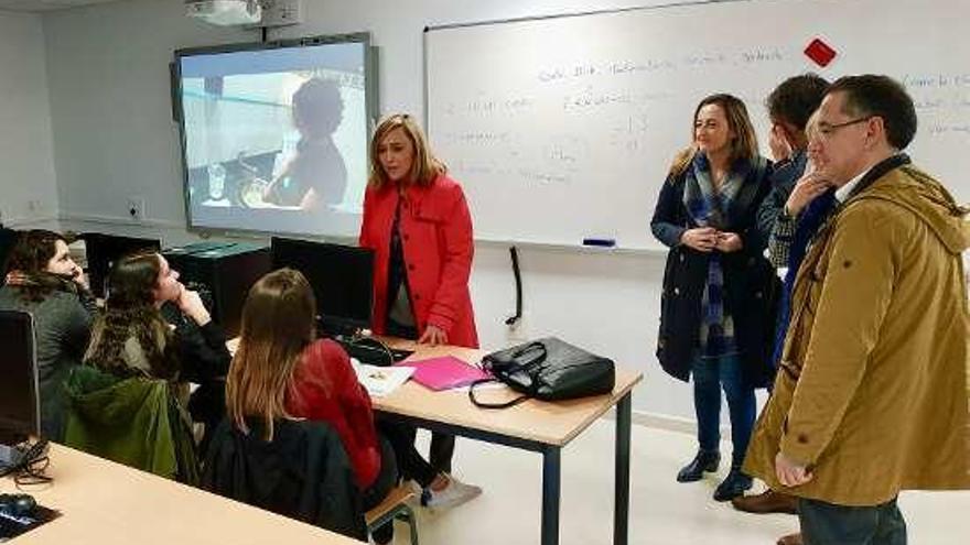 Elena Muñoz y la concejala Teresa Egerique en el IES Teis. // FdV