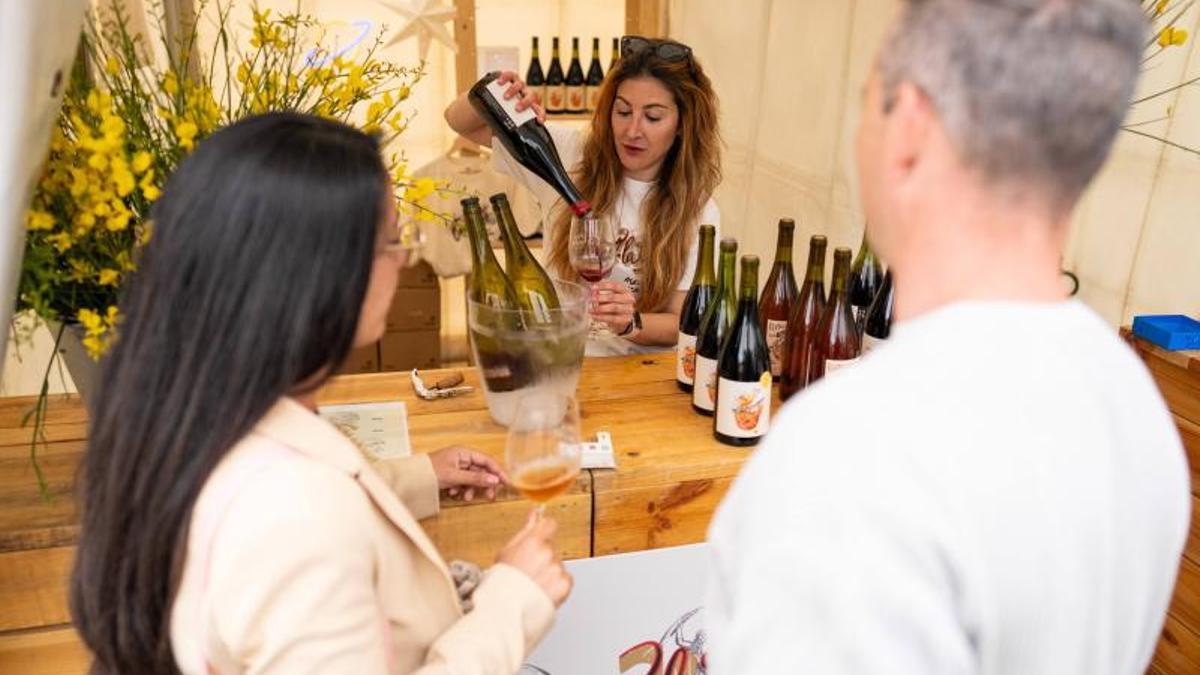 Alba Domènech, de Constel·lats (DOQ Priorat), en su stand de la Fira del Vi de Falset, este fin de semana.