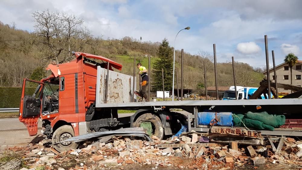 La grúa retira el camión