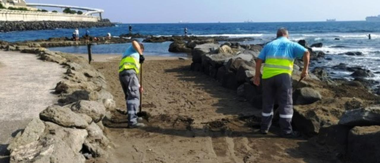 Ciudad de Mar intensifica en octubre la retirada de arena acumulada en el paseo de La Laja