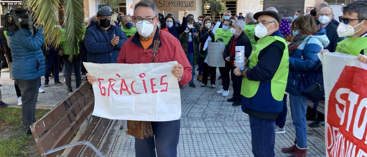 El activista Joan Cogollos, a su llegada a los juzgados, arropado por un centenar de personas que le esperaba para darle su apoyo. | T. ÁLVAREZ CASANOVA