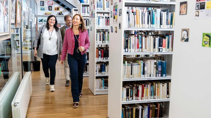 Natalia Chueca, Paloma Espinosa y Ángel Lorén visitan la biblioteca Benjamín Jarnés