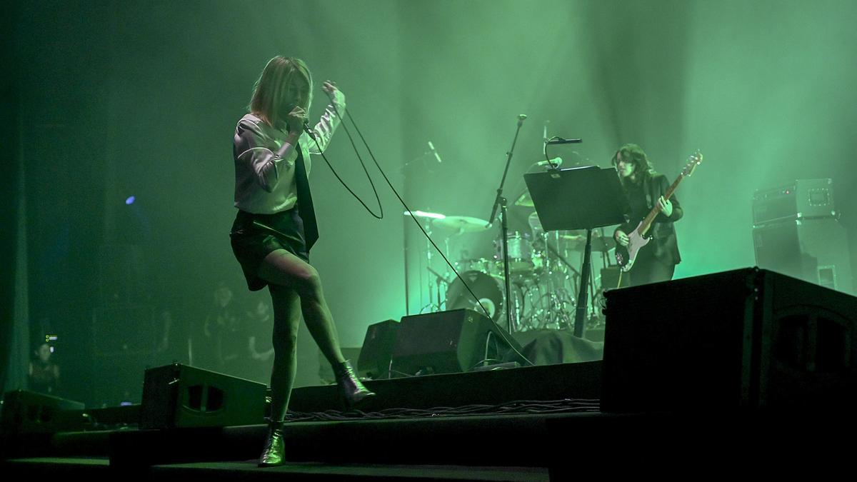 a cantante Kim Gordon durante su actuación en el festival Primavera Sound en el auditorio Rockdeluxe.