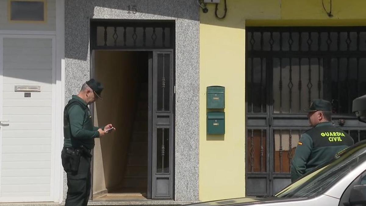 Agentes de la Guardia Civil ante el portal de la vivienda en la que residía el fallecido