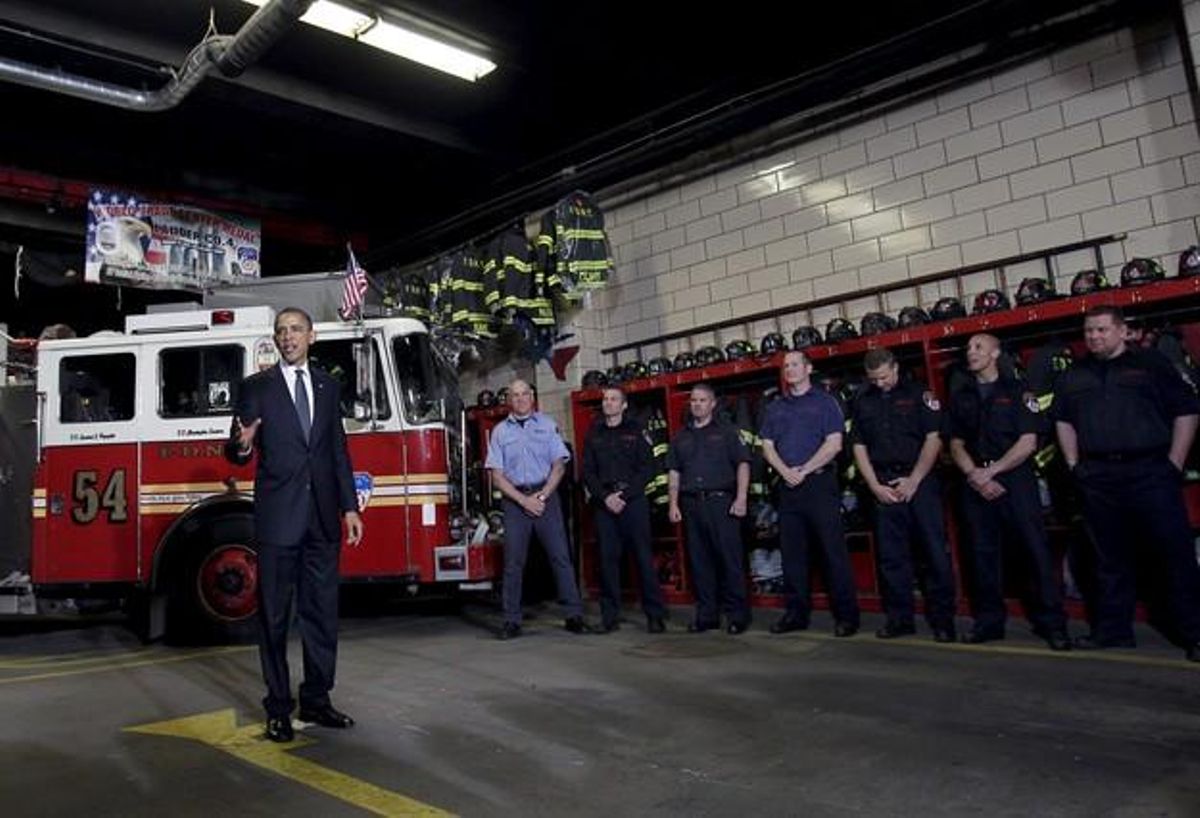 Obama es dirigeix a membres del departament de bombers de Nova York durant la seva visita al parc Engine 54 abans de visitar la ’zona zero’. Obama es dirigeix a membres del departament de bombers de Nova York durant la seva visita al parc Engine 54 abans de visitar la ’zona zero’.