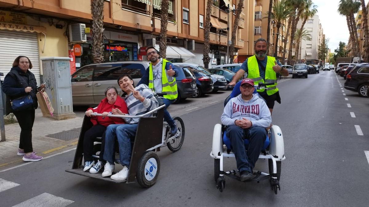 Una jornada del programa "Bici sense edat" en Torrent con la asociación Adisto.