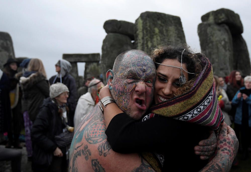 Los turistas reaccionan ante las piedras prehistóricas en el Solsticio de Invierno, Gran Bretaña.