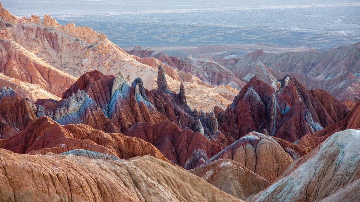 Las montañas de colores del desierto de Lut