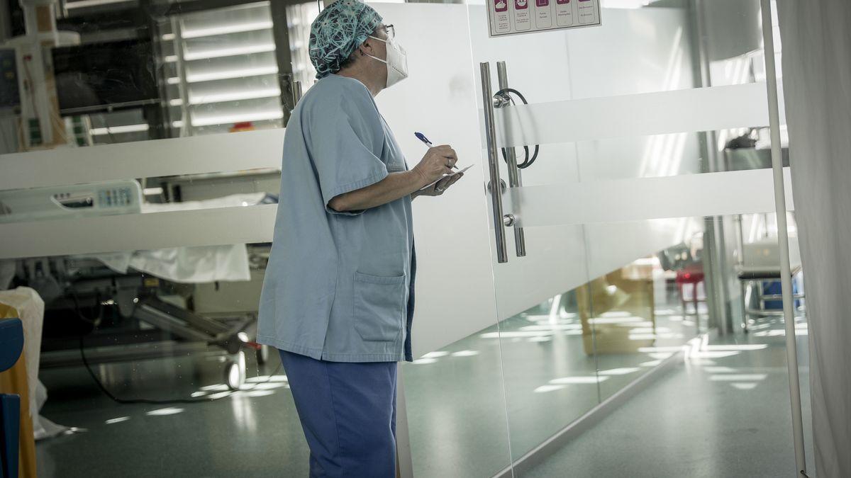 Ein Mitarbeiter der Intensivstation im Krankenhaus Son Espases während der Corona-Pandemie.