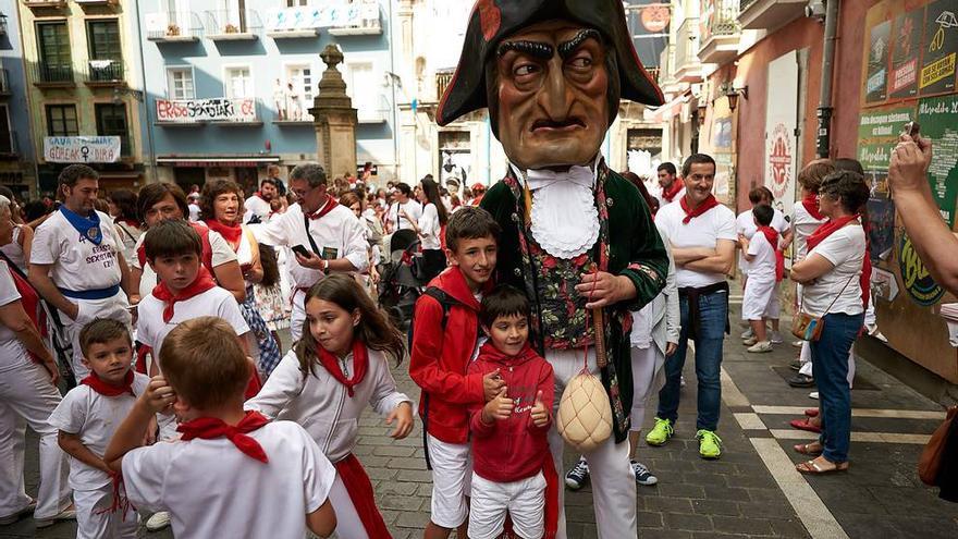 Colorea a los integrantes de la Comparsa de Gigantes y Cabezudos