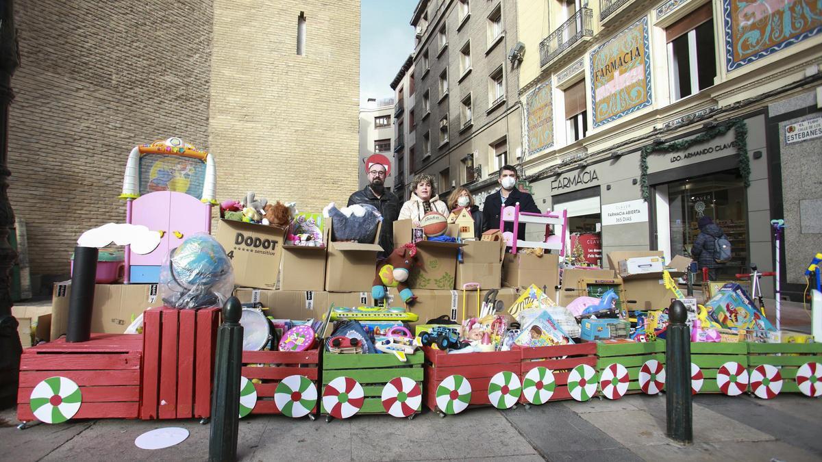 La agrupación empresarial Zaragoza Esencial entrega los juguetes recogidos en la campaña solidaria &#039;Un Tren de Ilusiones&#039; a la ONG Solidaria Online