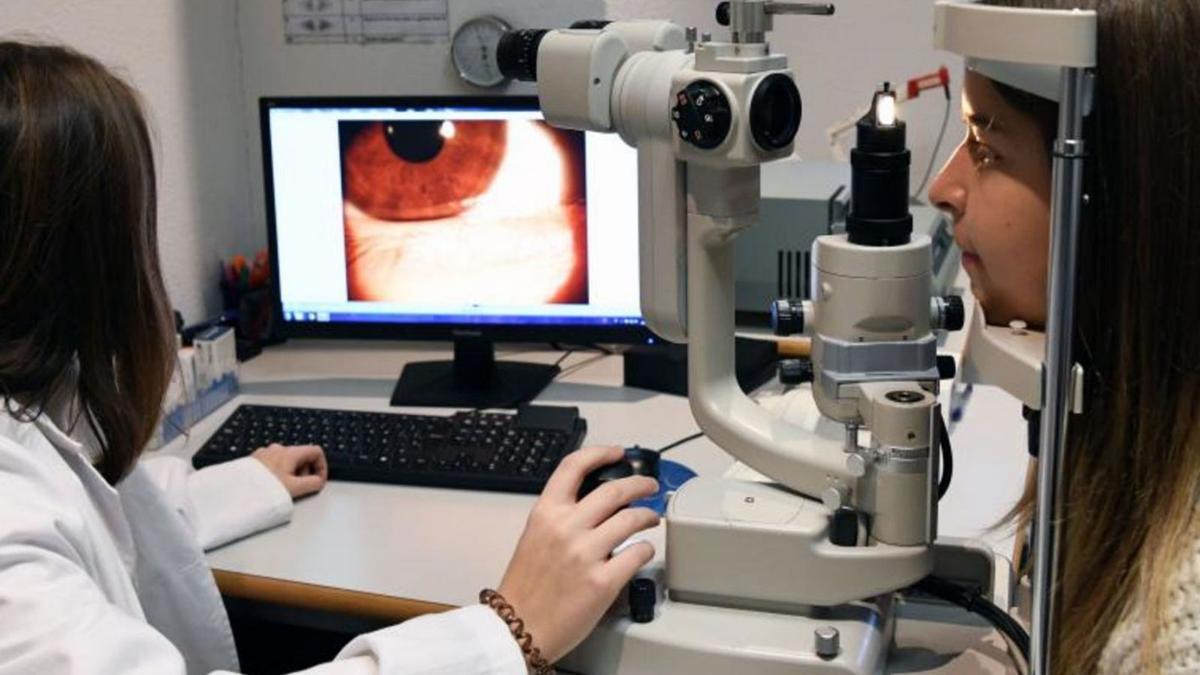 Clase práctica nun laboratorio da Facultade de Óptica e Optometría da Universidade de Santiago