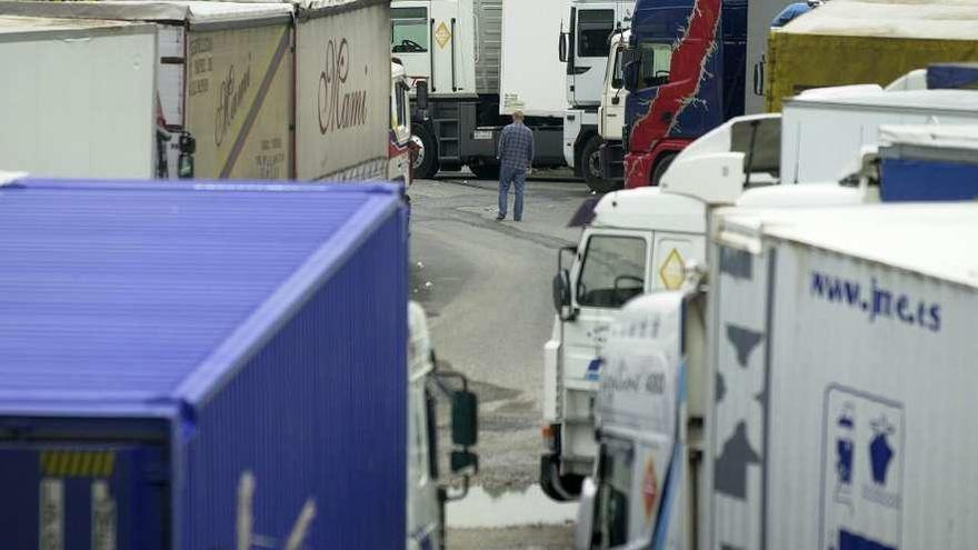 Un transportista rodeado de camiones estacionados en el polígono de Sabón.