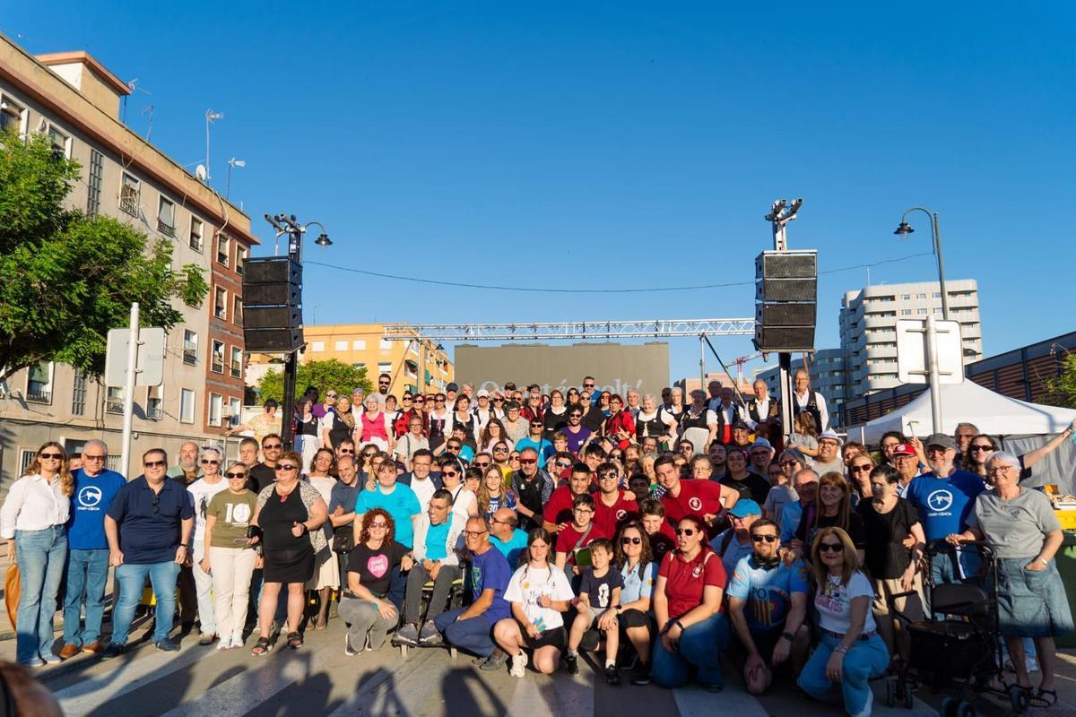 Foto de grupo de todos los miembros de las asociaciones que participaron en la Fira d'Associacions durante el fin de semana