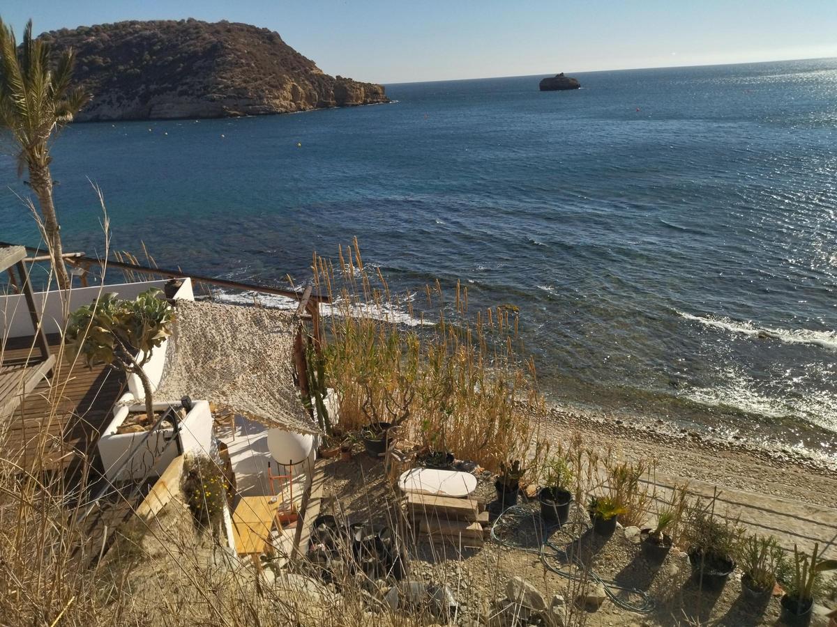 El negocio y el tramo que está picando para ganar terraza y, al fondo, l'Illa del Portitxol