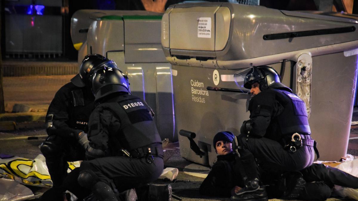 Filonun durdurulmasına karşı Barselona'da düzenlenen gösteride iki çocuk tutuklandı ve üç Mossos yaralandı