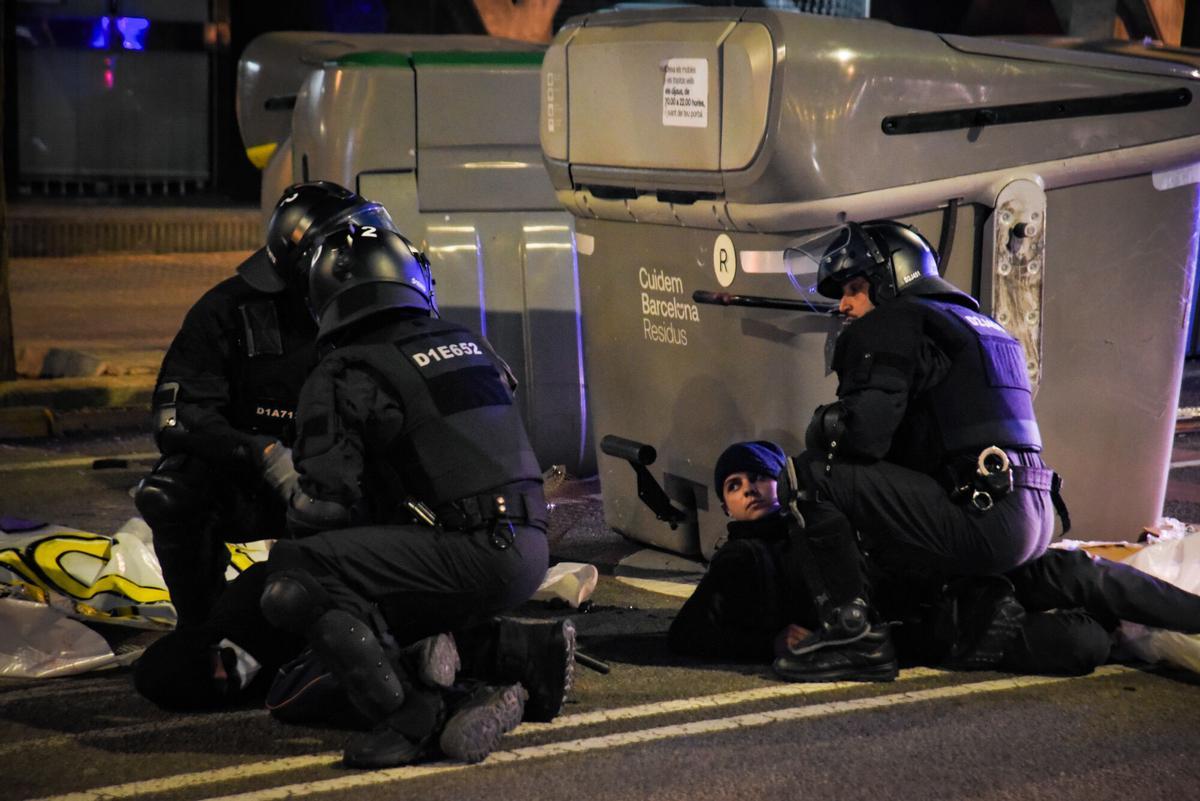 Dos detenidos durante una concentración en protesta por el ataque del ejército de Israel a la Global Sumud Flotilla, en la Plaça de Sants, a 30 de abril de 2026, en Barcelona, Catalunya (España). El llamamiento difundido por los organizadores cita expresamente el ataque del ejército israelí a la flotilla y llama a exigir el fin del bloqueo de Gaza y la liberación de las personas detenidas. 30 ABRIL 2026;CATALUÑA;FLOTILLA;GAZA;PALESTINA;ISRAEL;CONFLICTO;RETENIDOS;LIBERACIÓN;DISTURBIOS;POLICÍA;DETENIDO Alberto Paredes / Europa Press 30/04/2026. Alberto Paredes;category_code_new