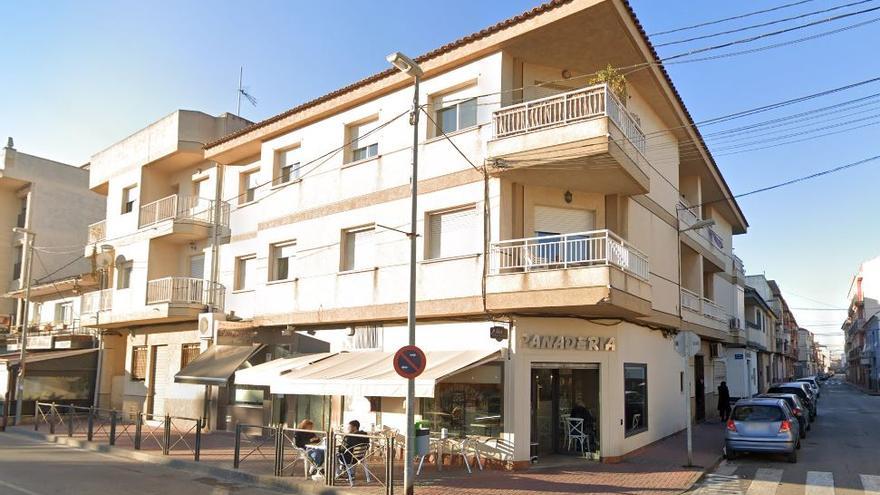 Un hombre empotra su coche contra la terraza de una panadería en Llano de Brujas, en Murcia