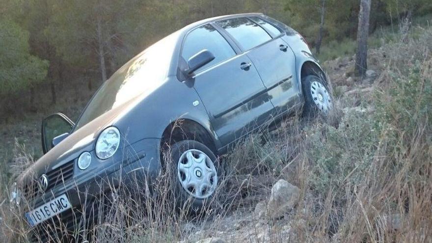 Resultan ilesos tras despeñarse con su vehículo en Cieza