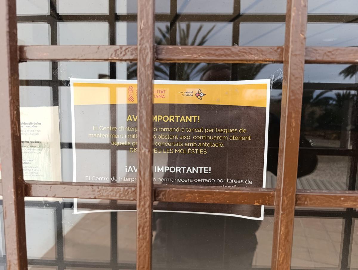 Cartel a la puerta del centro de interpretación que avisa de que la apertura es solo para las visitas