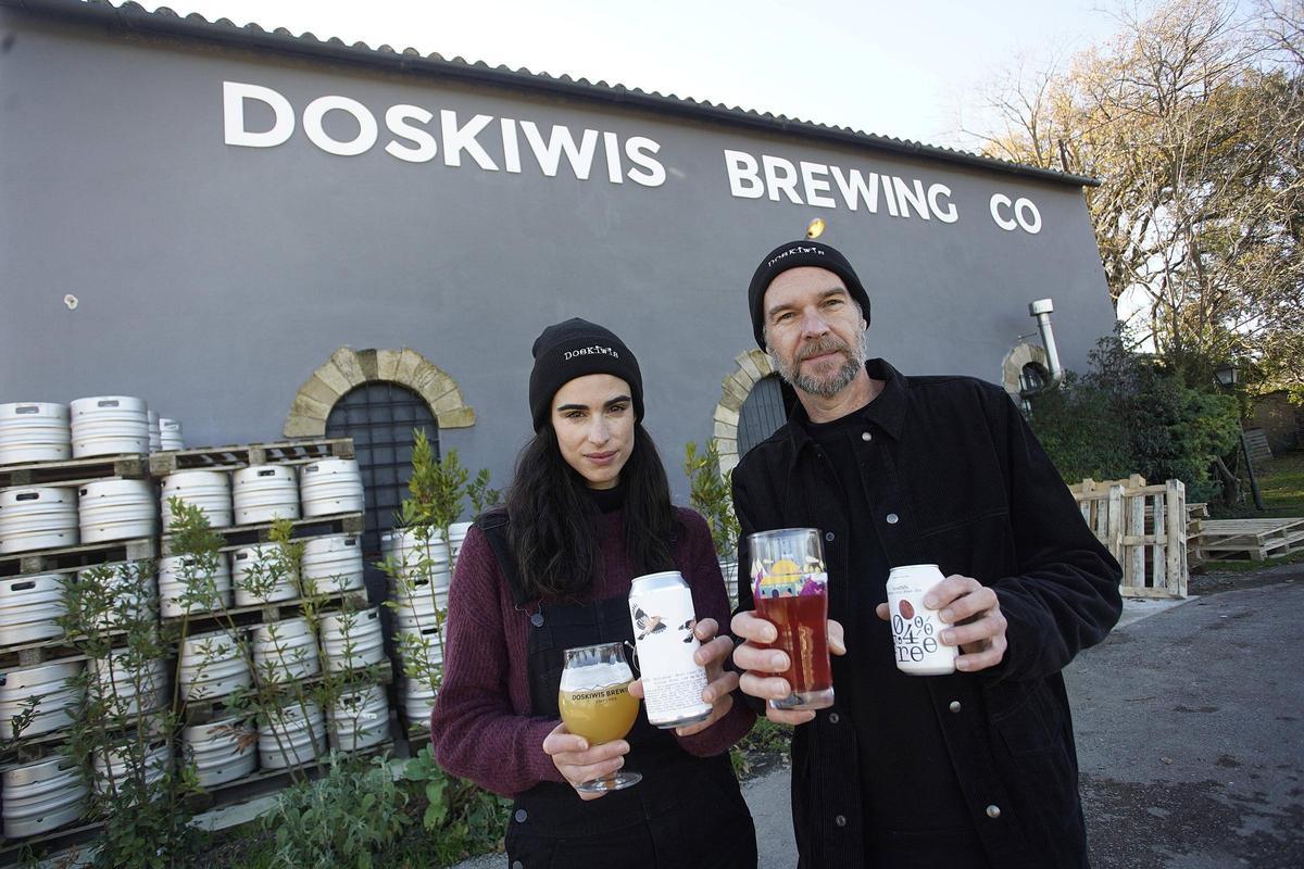 Judit Piñol i Michael Jones, propietaris de l'obrador de cervesa artesanal DosKiwis Brewing.