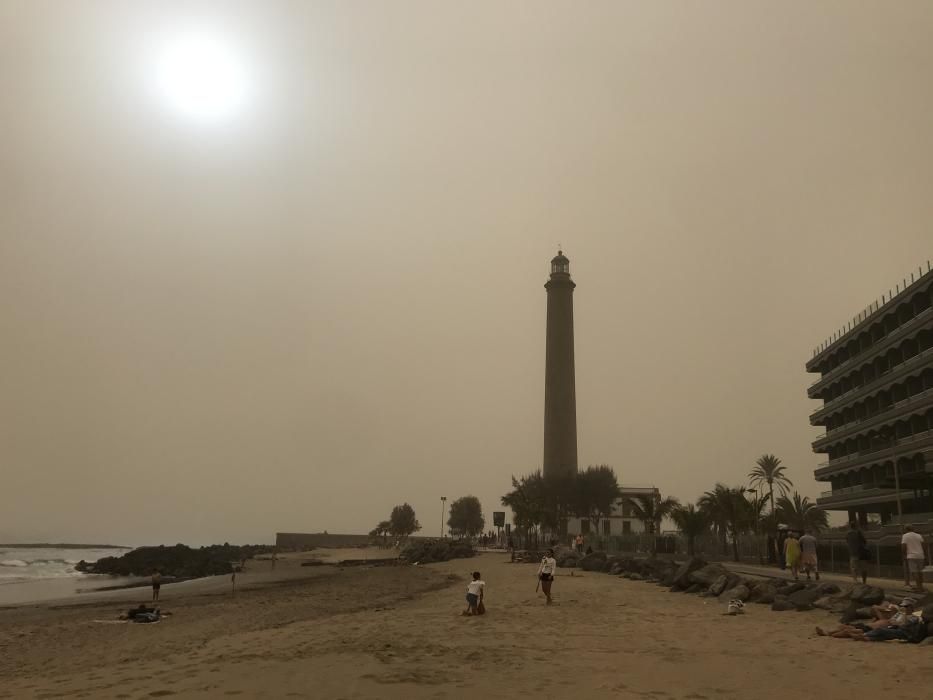 La calima tapona el cielo de Canarias