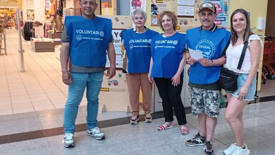 Voluntarios en el supermercado del Pontiñas Gadis.