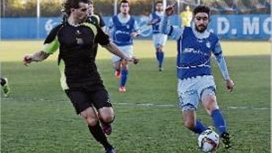 Ferran Grau lluita una pilota amb el jugador local Arjona.