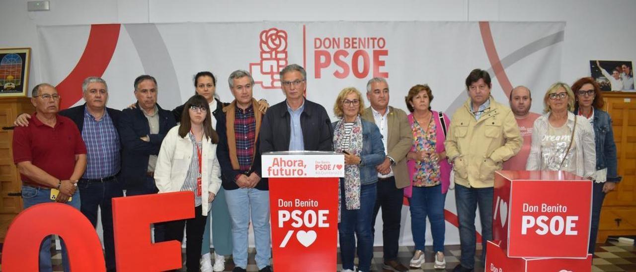 Miembros del PSOE dombenitense, apesadumbrados tras los resultados electorales.