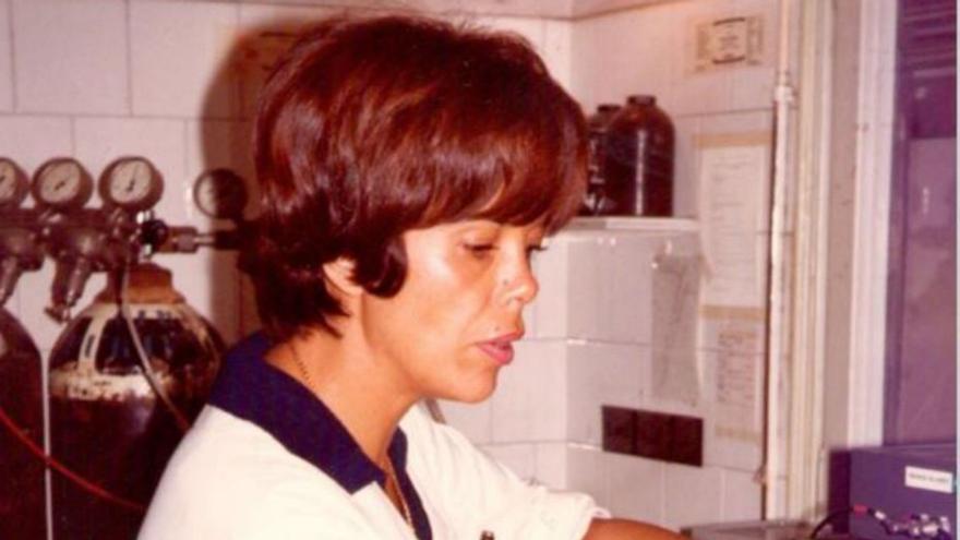 Maria Xirau, el 1973, en el laboratori de la Universitat. | ARXIU FAMILIAR