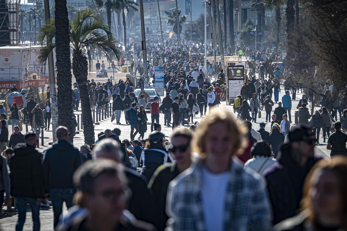 Los barceloneses acuden en masa a las playas de la ciudad para disfrutar del último día primaveral antes de la llegada del frío