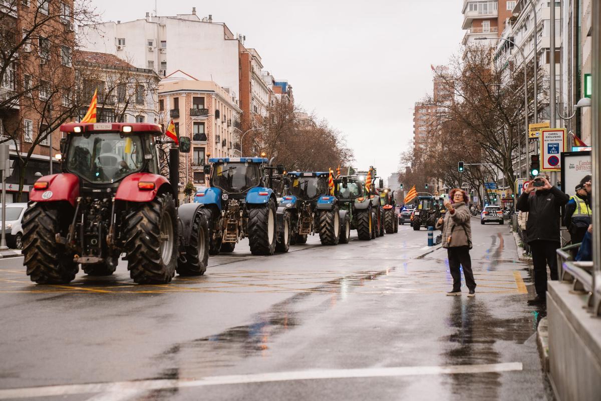 Miles de agricultores con sus tractores protestan contra el acuerdo con Mercosur en Madrid.