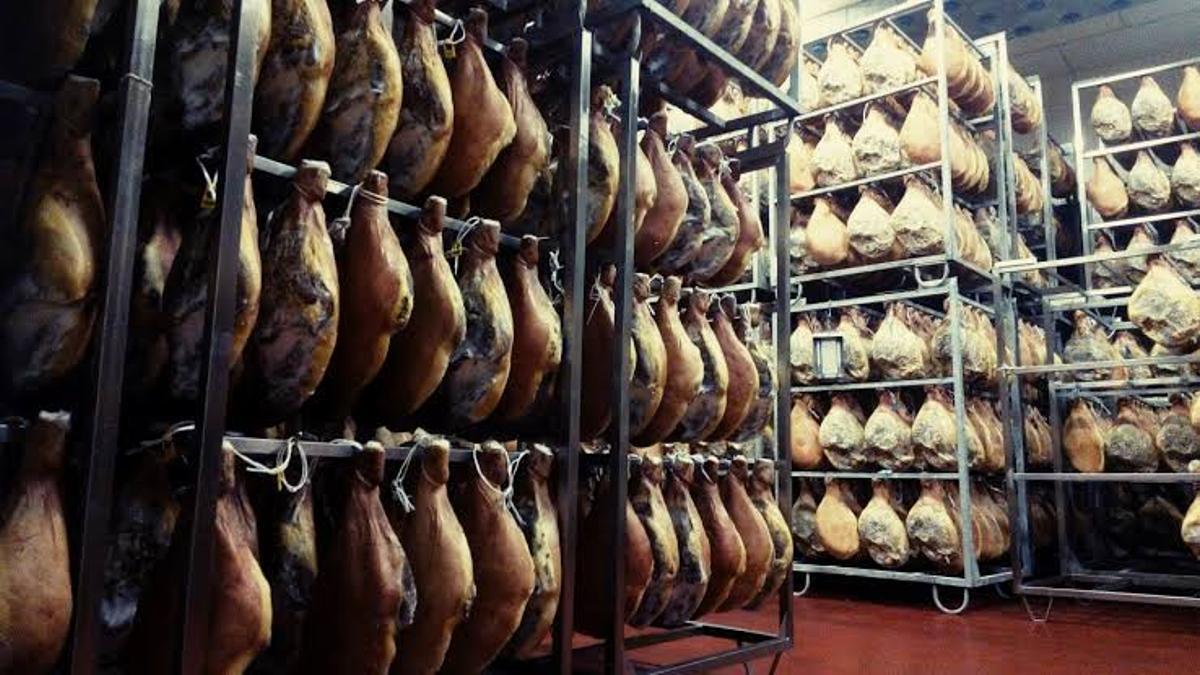 Foto de archivo de un secadero de jamones.