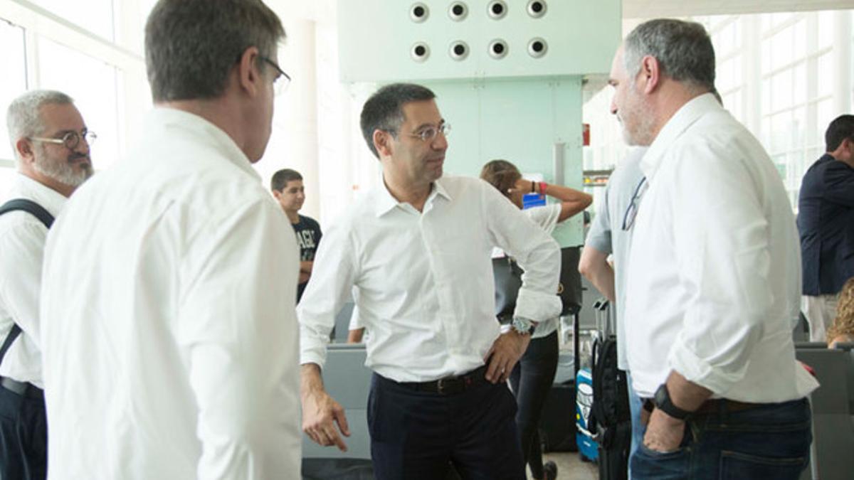 Bartomeu, Mestre y Zubizarreta charlando justo antes de embarcar en el Aeropuerto del Prat